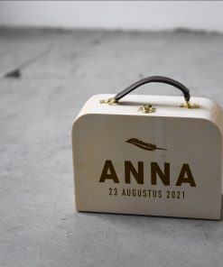 Koffertje (veer) met naam/datum