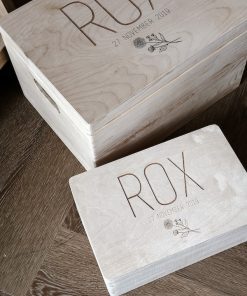 Houten kist  met naam/datum + geboortebloem